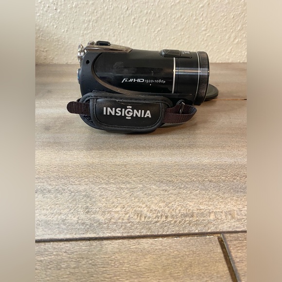 INSIGNIA HD CAMCORDER Touch Screen Display, 10 megapixels, Free selfie stick - Picture 9 of 14